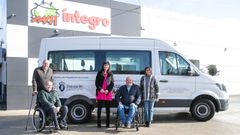 Entrega del nuevo veh�culo a la asociaci�n �ntegro