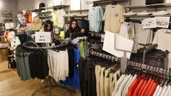 Preparativos en la tienda de D�cimas en la calle San Roque de Ribadeo, para abrir este viernes