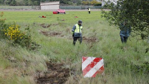 Se buscaron tambi�n huellas, por si, tal y como se pensaba inicialmente, hab�a otro ocupante que abandon� la zona a pie