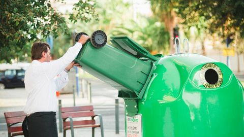 Camarero reciclando vidrio