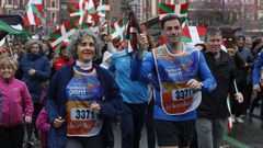 El lendakari Imanol Pradales y la vicelendakari, durante la Korrika 2026, en la que se exhibieron pancartas de apoyo a los presos de ETA.