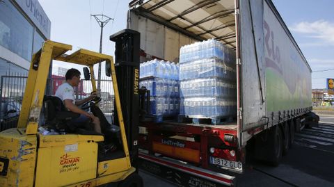 Descarga de botellas en el banco de alimentos de Ferrol
