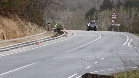 El camino evitar que los peregrinos y caminantes tengan que cruzar la carretera autonmica en un cambio de rasante