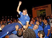 Dani P�rez manteado por la afici�n durante la celebraci�n de los �xitos del curso pasado.