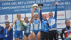 Las cinco integrantes del Triatl�n Ferrol, con el trofeo de Pontevedra