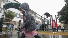 Una de las aulas de Infantil del Juan de L�ngara jugando sin mascarilla en el recreo este jueves