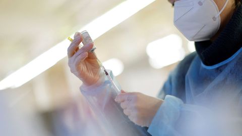 Una enfermera alemana prepara una dosis de la vacuna contra el covid de Moderna