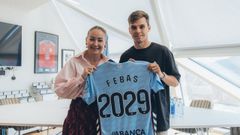 El nuevo jugador del Celta Aleix Febas, posando con Mari�n Mouri�o tras firmar el contrato que le vincula al club vigu�s hasta el 2029.
