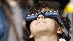 Un ni�o disfrutando de un eclipse en el colegio Franciscanas