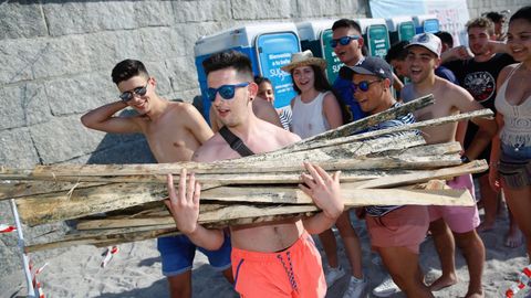 A media tarde ya se empez� a bajar la madera a Riazor.