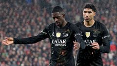 Dembel�, autor de los dos tantos del PSG, celebra con Hakimi. 