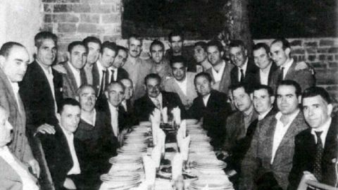La foto es de una cena de la directiva del Lemos en este local de la Compa��a. Entre otros, aparecen Toni�o Rodr�guez �hermano del autor de la cr�nica�, Julio Tabales, Emilio Cuesta y los propietarios de la zapater�a Chot�n y de la barber�a Marr�n