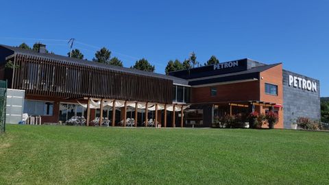 Instalaciones de Bodegas Petrón, ubicadas en Doade, en el municipio de Sober