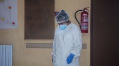 Personal sanitario, ayer, a la entrada de la residencia de mayores de O Incio