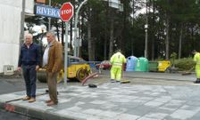 El proyecto incluye amplias aceras y una zona de aparcamiento en los accesos a la escuela infantil.