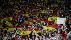 Aficionados espa�oles, durante el partido amistoso entre la selecci�n y Egipto en el estadio de Cornell�.