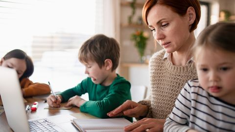 Una madre ayuda a sus hijos en las tareas escolares, en una imagen de archivo