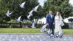 �ngela y Borja, en la suelta de palomas que realiz� el padre de la novia, colomb�filo, al finalizar la ceremonia en el jard�n de su casa