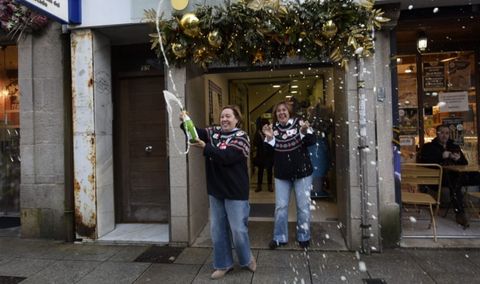 Celia Portela celebra haber repartido un quinto premio en el centro de Pontevedra