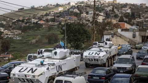 Tanques de Naciones Unidas patrullan por un barrio de Beirut, la capital del L�bano.