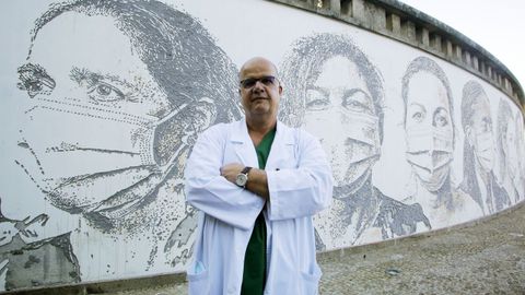 El director de Medicina Interna del hospital S�o Jo�o, Jorge Almeida, posa delante del mural de Alexandre Farto . 