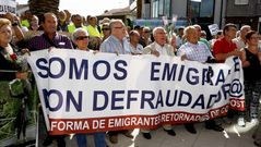 Centenares de emigrantes retornados se concentraron en la plaza del Concello de Coristanco.