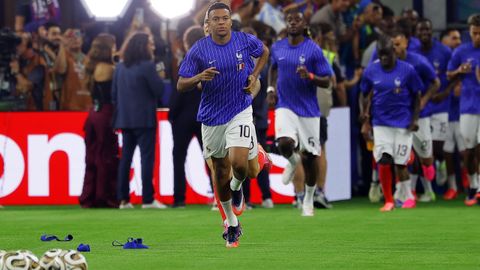 La selecci�n francesa, liderados por Mbapp�, salta al campo para el calentamiento antes del partido entre Francia y Espa�a.