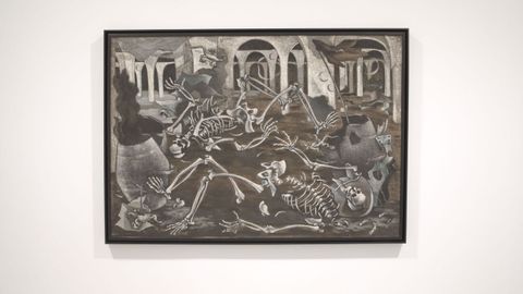 La obra «Antro de fósiles» (1930), en una pared de la exposición