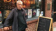 Martin Boyce, de 71 aos, fue uno de los clientes del histrico Stonewall, donde posa.