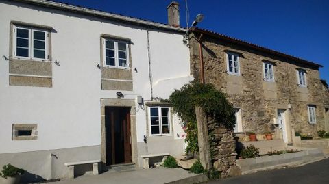 Las casas. La de la izquierda es la casa natal de Manuel Ameijeiras Surez, nacido en Fornelos en 1936. En la casa de la derecha nac yo. Manuel me llevaba cuatro aos en la escuela de vida, y eso era un mundo.