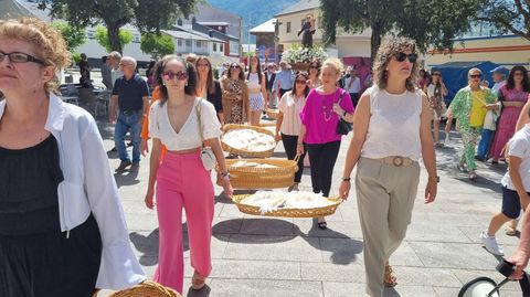 Las roscas casamenteras precedieron al santo en la procesin.