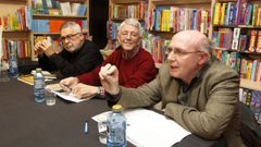 Xavier Senn, no centro, nun acto na compaa de Xabier P. DoCampo (esquerda) e Carlos Lema