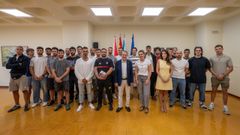 El alcalde, Abel Caballero, junto a los nuevos funcionarios.