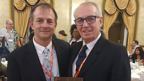 A la derecha,�Antonio de Ron en la ceremonia en Estados Unidos
