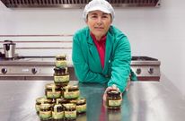 Milagros Gonz�lez, con los botes de mermelada de pimientos de Herb�n en la nueva cocina. 