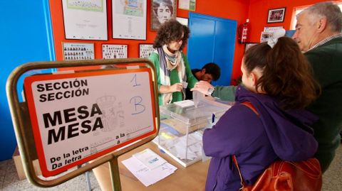 Mesa electoral en el colegio Juan de Lngara en las ltimas municipales.