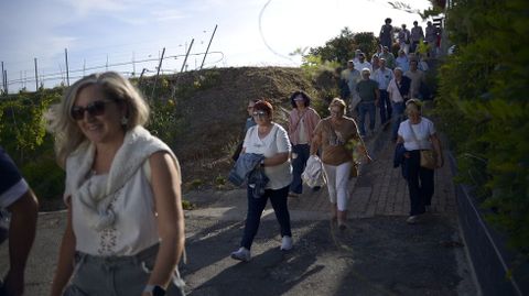 Los suscriptores, procedentes de Ferrol, a su llegada a la bodega