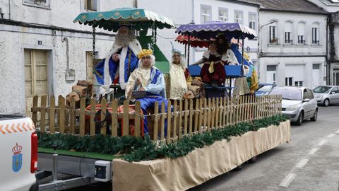 Los Reyes Magos ya visitaron este sbado las calles de Guitiriz y maana habr recepcin oficial en el pabelln