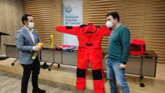 El director general del Medio Natural y Planificaci�n Rural, David Villar, y el vicepresidente de la Federaci�n Asturiana de Concejos (FACC) y coordinador de la comisi�n de Medio Ambiente del organismo, Sergio Hidalgo, con uno de los trajes de protecci�n ante la velutina