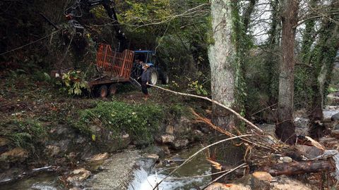 Limpieza del r�o tras las inundaciones que sufri� Viveiro en noviembre