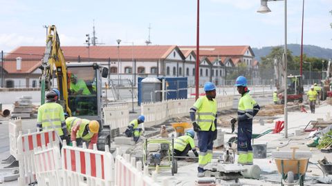 Trabajadores de la construcci�n en Ferrol, en las inmediaciones del teatro Jofre.
