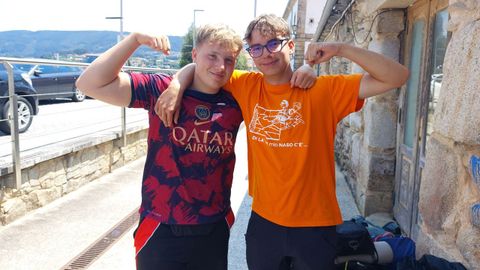 Samuele y Luca, a la puerta del albergue eum�s