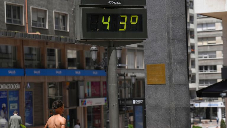 Un hombre semidesnudo pasea por el centro de Oviedo, este mi�rcoles.