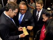 Feijoo observa un carn� antiguo del Centro Gallego a su llegada a un foro empresarial.