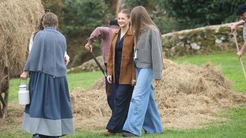 La princesa Leonor y la Infanta Sof�a durante el acto de entrega del premio al ?Pueblo Ejemplar de Asturias 2025, a 25 de octubre de 2025, en Valdesoto, Sieto, Asturias (Espa�a). El Premio al Pueblo Ejemplar de Asturias 2025 ha sido concedido a la parroquia de Valdesoto, que pertenece al concejo asturiano de Siero