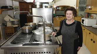 Francisca And�jar, en la cocina del restaurante Os Peares en el a�o 2020