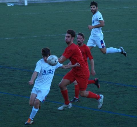 El lemista Manuel, primero a la izquierda, despeja un bal�n en la zona defensiva del equipo. 