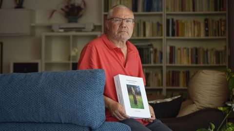 Jos� Ram�n Couto, na s�a casa de Ponte Caldelas, co libro sobre a toponimia de Mora�a