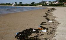 <span lang= es-es >Suciedad en Camelle</span>. La playa de Camelle, que ha quedado excluida del �mbito de actuaci�n de los equipos municipales de limpieza y salvamento, presentaba ayer este aspecto.