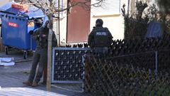 Miembros del operativo policial en Reutlingen, donde result� herido el agente.